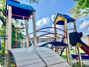 У парковій зоні Прилуцького міського Будинку культури оновлено та відремонтовано дитячий майданчик, а також лавочки, які знаходяться поруч із зеленою зоною